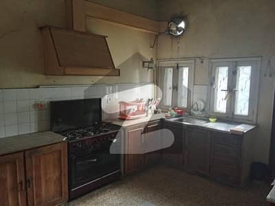 AN OLD DEMOLISHABLE HOUSS 1047 SQYRDS/ F-6/3 IS AVAILABLE FOR SALE. AN OLD DEMOLISHABLE HOUSS 1047 SQYRDS/ F-6/3 IS AVAILABLE FOR SALE.