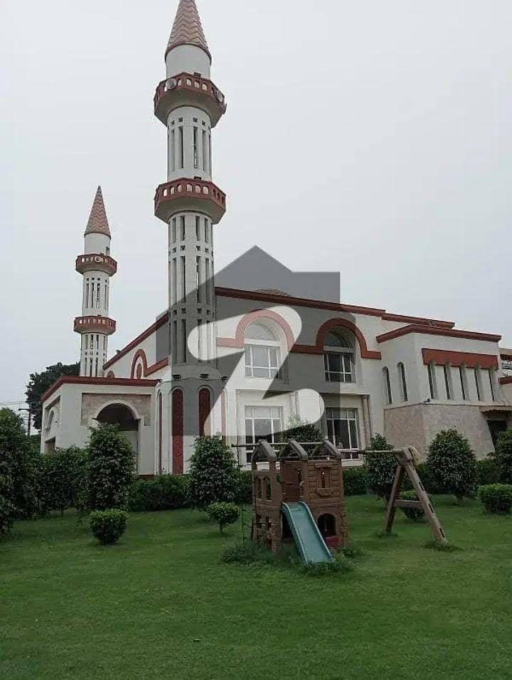 ازمیر ٹاؤن ۔ بلاک بی ازمیر ٹاؤن,لاہور میں 0 مرلہ دفتر 3.95 کروڑ میں برائے فروخت۔