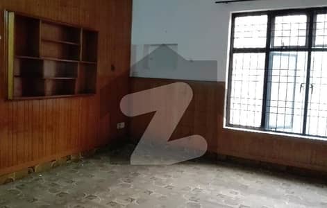 ماڈل ٹاؤن ۔ بلاک کیو ماڈل ٹاؤن,لاہور میں 4 کمروں کا 10 مرلہ مکان 1.35 لاکھ میں کرایہ پر دستیاب ہے۔