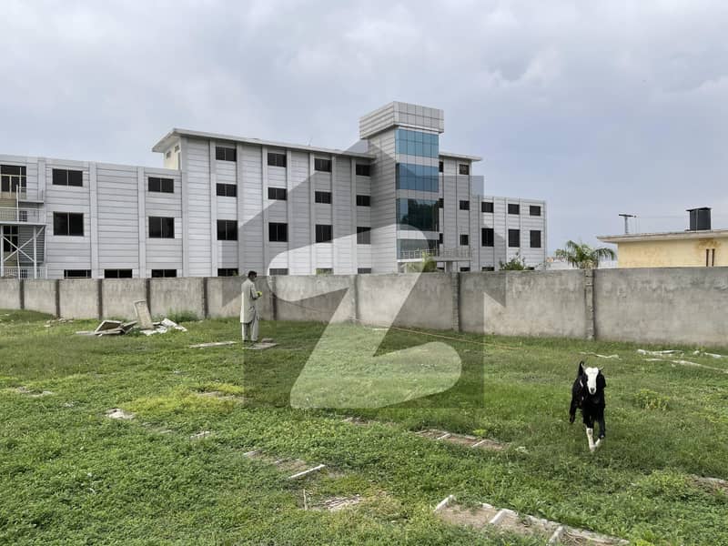 قراقرم ہائی وے ہری پور میں 2 کنال کمرشل پلاٹ 9.8 کروڑ میں برائے فروخت۔