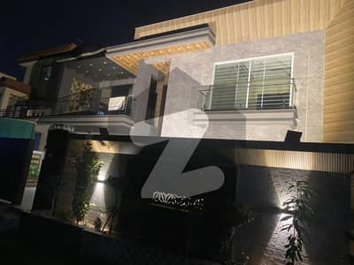 واپڈا ٹاؤن فیز 1 واپڈا ٹاؤن,لاہور میں 5 کمروں کا 1 کنال مکان 10.5 کروڑ میں برائے فروخت۔ واپڈا ٹاؤن فیز 1 واپڈا ٹاؤن,لاہور میں 5 کمروں کا 1 کنال مکان 10.5 کروڑ میں برائے فروخت۔