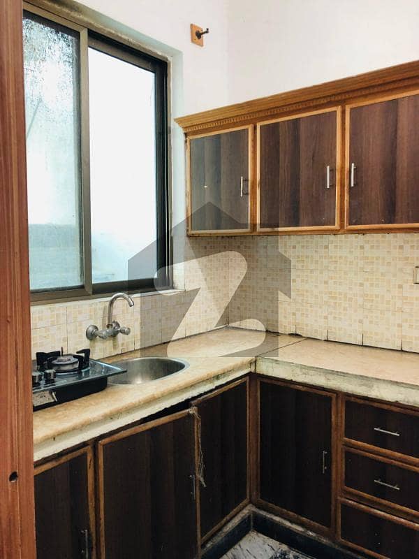 BEAUTIFUL LOCATION GROUND PORTION FOR RENT