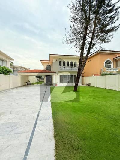 ایف ۔ 8 اسلام آباد میں 6 کمروں کا 2 کنال مکان 11.0 لاکھ میں کرایہ پر دستیاب ہے۔