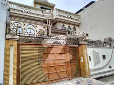 بخاری کالونی ملتان میں 6 کمروں کا 11 مرلہ مکان 2.8 کروڑ میں برائے فروخت۔