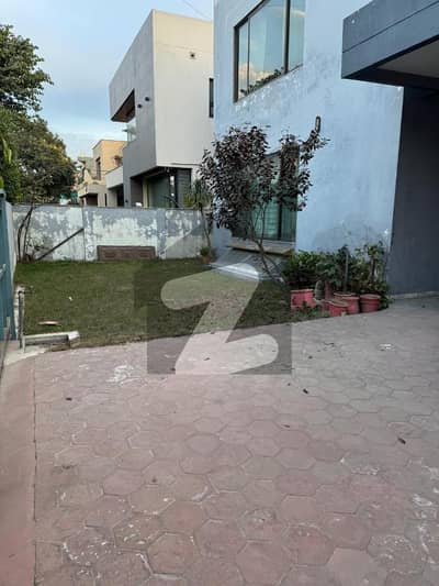 1 KANAL SOLID CUNSTRUCTION WITH BASEMENT OWNER BUILD HOUSE HOT LOCATION 1 KANAL SOLID CUNSTRUCTION WITH BASEMENT OWNER BUILD HOUSE HOT LOCATION