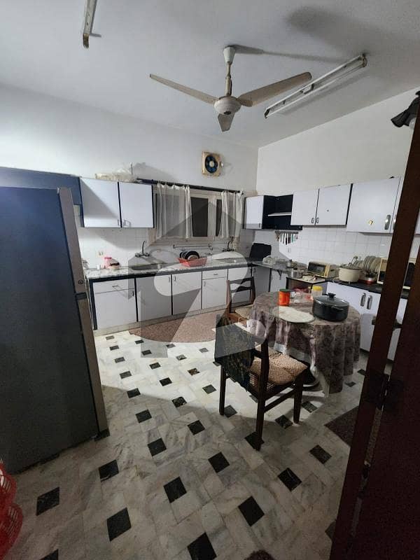 کلفٹن ۔ بلاک 5 کلفٹن,کراچی میں 3 کمروں کا 1 کنال بالائی پورشن 1.8 لاکھ میں کرایہ پر دستیاب ہے۔