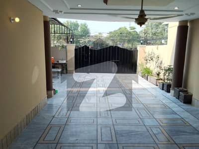 جوہر ٹاؤن لاہور میں 10 کمروں کا 1 کنال مکان 4.0 لاکھ میں کرایہ پر دستیاب ہے۔