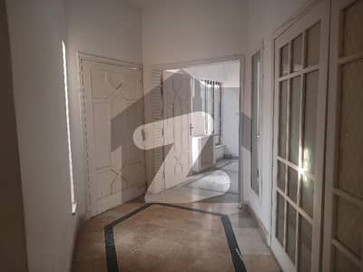 f11 size 333 Upper Portion 2beds 3bath dd lounges Rent 85000 Real Pic near to markaz