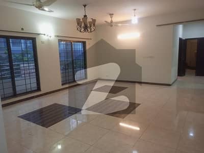 10 MARLA 3 BEDROOMS APARTMENT AVAILABLE FOR RENT