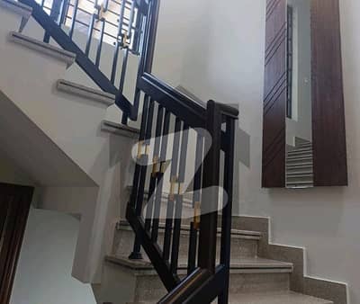 مارگلہ ویو سوسائٹی - بلاک ڈی مارگلہ ویو ہاؤسنگ سوسائٹی,ڈی ۔ 17,اسلام آباد میں 6 کمروں کا 9 مرلہ مکان 3.9 کروڑ میں برائے فروخت۔