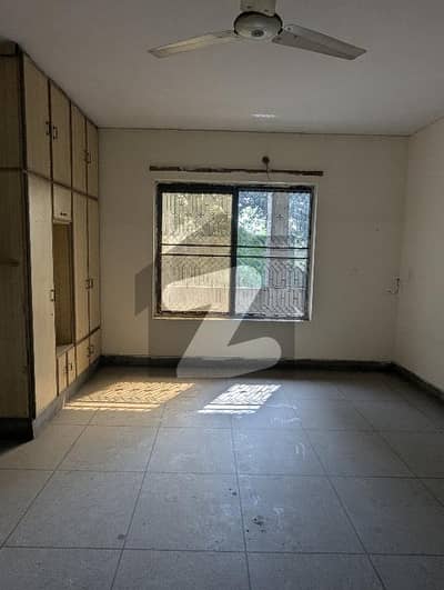 علامہ اقبال ٹاؤن ۔ کریم بلاک علامہ اقبال ٹاؤن,لاہور میں 1 کنال عمارت 5.5 لاکھ میں کرایہ پر دستیاب ہے۔