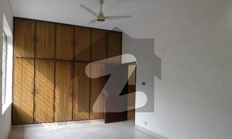 فیصل ٹاؤن لاہور میں 5 کمروں کا 10 مرلہ مکان 4.5 کروڑ میں برائے فروخت۔