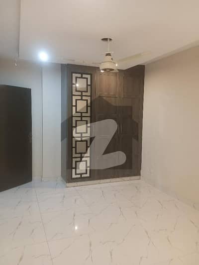 جی ۔ 11 اسلام آباد میں 3 کمروں کا 10 مرلہ فلیٹ 4.5 کروڑ میں برائے فروخت۔