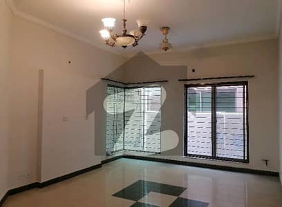 عسکری 11 عسکری,لاہور میں 4 کمروں کا 12 مرلہ مکان 5.25 کروڑ میں برائے فروخت۔