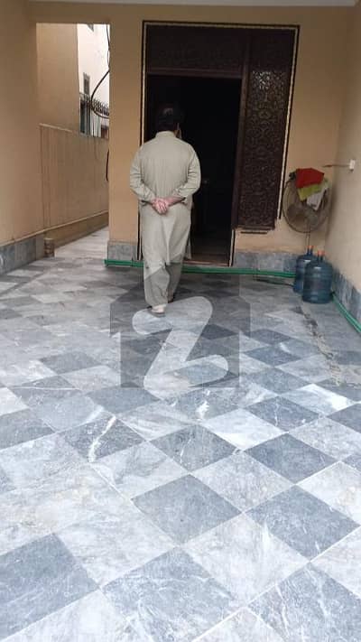 فیصل ٹاؤن لاہور میں 4 کمروں کا 10 مرلہ مکان 1.3 لاکھ میں کرایہ پر دستیاب ہے۔