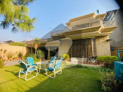 ایف ۔ 8 اسلام آباد میں 4 کمروں کا 1 کنال مکان 6.75 لاکھ میں کرایہ پر دستیاب ہے۔