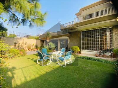 ایف ۔ 8 اسلام آباد میں 4 کمروں کا 1 کنال مکان 8.0 لاکھ میں کرایہ پر دستیاب ہے۔