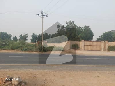 Wearhouse with large parking and Big Ghodam near citi Housing samundri road