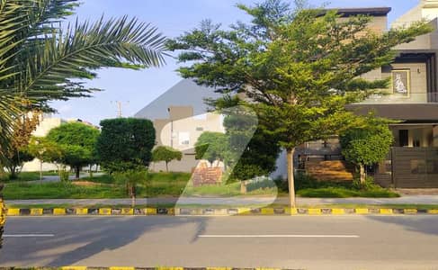 1 KANAL HOT LOCATION PLOT ON 100FT ROAD AVAILABLE FOR SALE IN LDA AVENUE