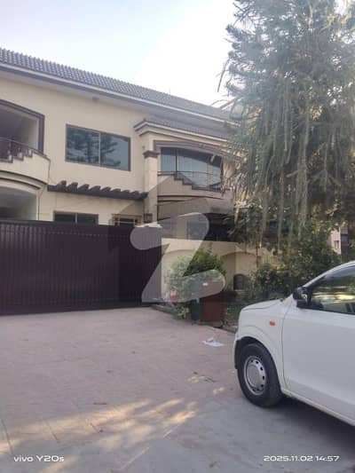 G -11/1 FULL DOUBLE STORE HOUSE FOR RENT