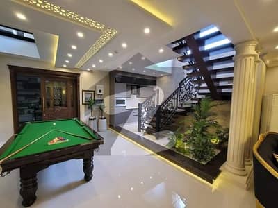 ڈی ایچ اے فیز 7 - بلاک آر فیز 7,ڈیفنس (ڈی ایچ اے),لاہور میں 6 کمروں کا 1 کنال مکان 8.45 کروڑ میں برائے فروخت۔