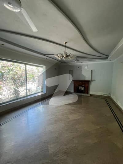 1 KANAL ELEGANT AND FULLY MAINTAINED SUPER HOT LOCATED RENOVATED BUNGALOW IS AVAILABLE IN THE BEST BLOCK OF DHA PHASE 3 LAHORE.