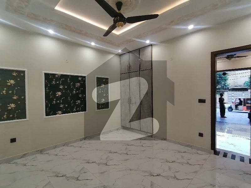 ایل ڈی اے ایوینیو لاہور میں 5 کمروں کا 10 مرلہ مکان 3.75 کروڑ میں برائے فروخت۔