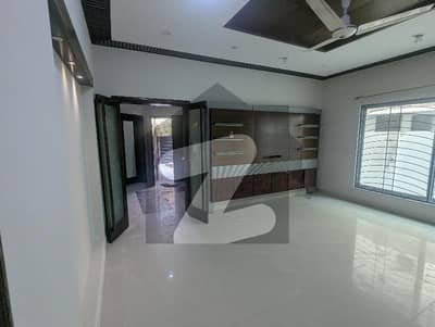 10 Marla Beautiful House Available For Rent 10 Marla Beautiful House Available For Rent