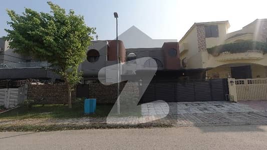 ڈی ایچ اے فیز 2 - سیکٹر ڈی ڈی ایچ اے ڈیفینس فیز 2,ڈی ایچ اے ڈیفینس,اسلام آباد میں 5 کمروں کا 1 کنال مکان 11.5 کروڑ میں برائے فروخت۔