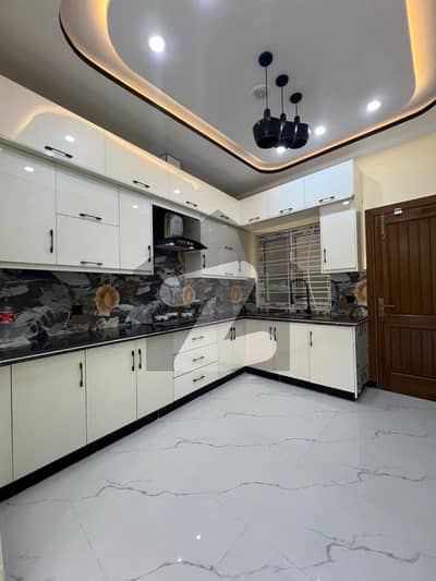 بحریہ ٹاؤن فیز 8 بحریہ ٹاؤن راولپنڈی,راولپنڈی میں 4 کمروں کا 6 مرلہ مکان 2.6 کروڑ میں برائے فروخت۔