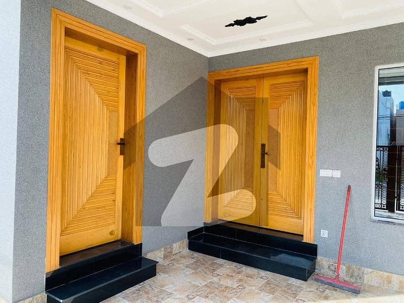 نشیمنِ اقبال فیز 2 نشیمنِ اقبال,لاہور میں 5 کمروں کا 10 مرلہ مکان 3.5 کروڑ میں برائے فروخت۔