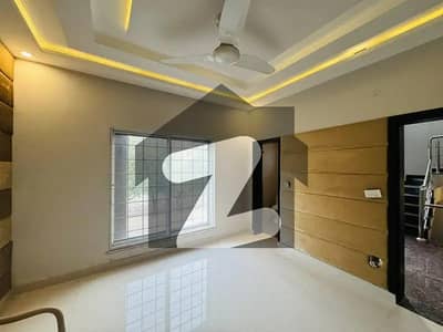 بحریہ ٹاؤن ۔ بابر بلاک بحریہ ٹاؤن سیکٹر A,بحریہ ٹاؤن,لاہور میں 5 کمروں کا 10 مرلہ مکان 1.5 لاکھ میں کرایہ پر دستیاب ہے۔