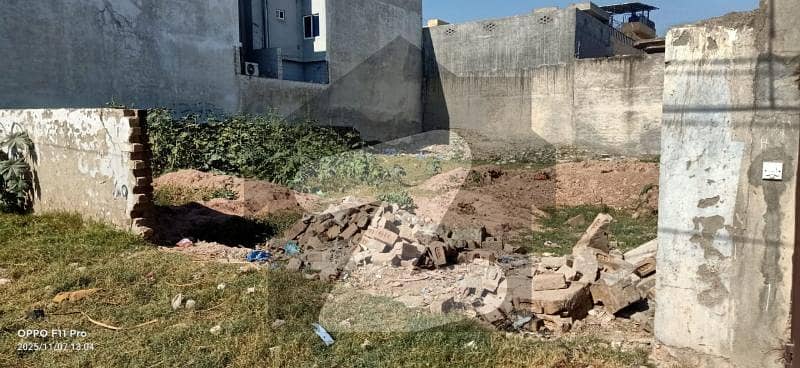 چکلالہ سکیم 3 چکلالہ سکیم,راولپنڈی میں 1 کنال رہائشی پلاٹ 3.5 کروڑ میں برائے فروخت۔