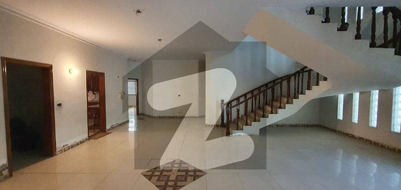 600 Yards Old House 6 Bedrooms Prime Location