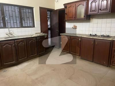 شادمان لاہور میں 5 کمروں کا 1 کنال مکان 2.5 لاکھ میں کرایہ پر دستیاب ہے۔