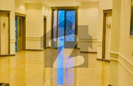 ماڈل ٹاؤن ۔ بلاک سی ماڈل ٹاؤن,لاہور میں 6 کمروں کا 3 کنال مکان 8.0 لاکھ میں کرایہ پر دستیاب ہے۔