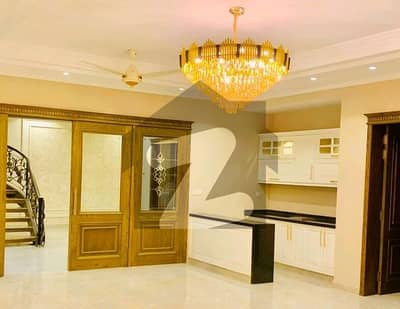 Centrally Located House In Model Town - Block R Is Available For Rent
