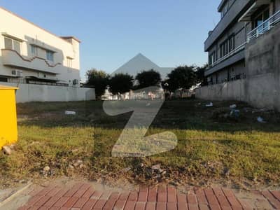 بحریہ ٹاؤن فیز 8 بحریہ ٹاؤن راولپنڈی,راولپنڈی میں 1 کنال رہائشی پلاٹ 1.65 کروڑ میں برائے فروخت۔ بحریہ ٹاؤن فیز 8 بحریہ ٹاؤن راولپنڈی,راولپنڈی میں 1 کنال رہائشی پلاٹ 1.65 کروڑ میں برائے فروخت۔