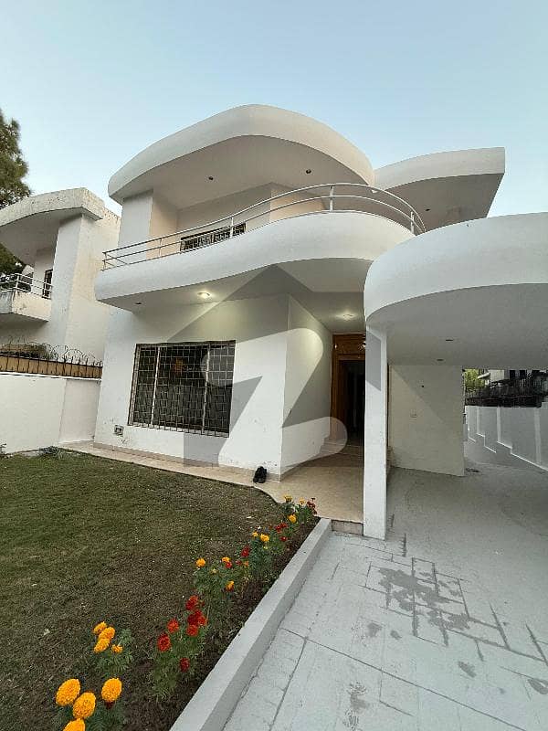 ایف ۔ 7 اسلام آباد میں 7 کمروں کا 1 کنال مکان 7.5 لاکھ میں کرایہ پر دستیاب ہے۔