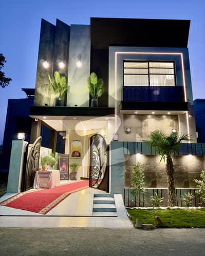 ڈی ایچ اے 9 ٹاؤن ڈیفنس (ڈی ایچ اے),لاہور میں 3 کمروں کا 5 مرلہ مکان 1.9 کروڑ میں برائے فروخت۔