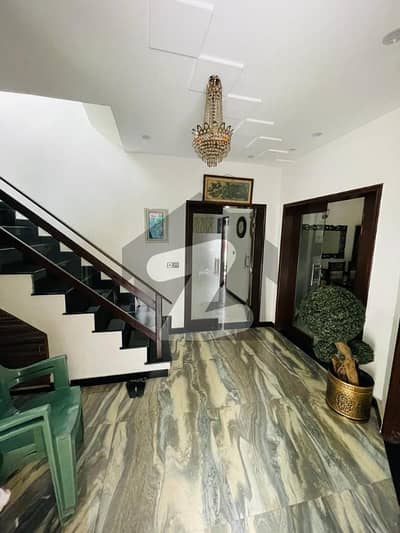 ڈی ایچ اے فیز 5 - بلاک ایل فیز 5,ڈیفنس (ڈی ایچ اے),لاہور میں 4 کمروں کا 10 مرلہ مکان 4.5 کروڑ میں برائے فروخت۔