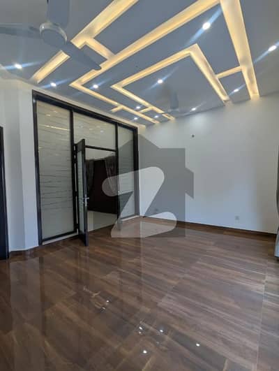 سینٹرل پارک ۔ بلاک اے سینٹرل پارک ہاؤسنگ سکیم,لاہور میں 6 کمروں کا 1 کنال مکان 1.85 لاکھ میں کرایہ پر دستیاب ہے۔