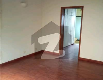 گلبرگ لاہور میں 4 کمروں کا 12 مرلہ مکان 3.0 لاکھ میں کرایہ پر دستیاب ہے۔