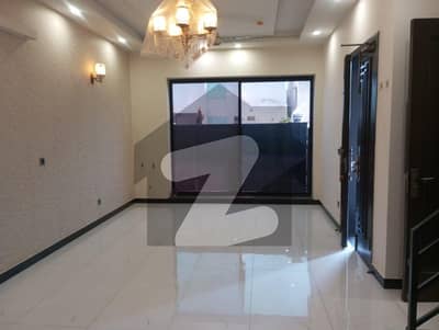 ڈی ایچ اے 9 ٹاؤن ۔ بلاک بی ڈی ایچ اے 9 ٹاؤن,ڈیفنس (ڈی ایچ اے),لاہور میں 3 کمروں کا 5 مرلہ مکان 1.25 لاکھ میں کرایہ پر دستیاب ہے۔