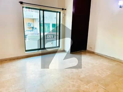 ایف ۔ 11 مرکز ایف ۔ 11,اسلام آباد میں 1 کمرے کا 6 مرلہ فلیٹ 2.15 کروڑ میں برائے فروخت۔