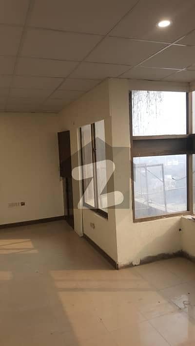 ایم ایم عالم روڈ گلبرگ,لاہور میں 4 کمروں کا 9 مرلہ دکان 6.5 لاکھ میں کرایہ پر دستیاب ہے۔