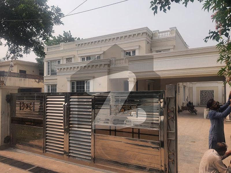 سرور روڈ کینٹ,لاہور میں 5 کمروں کا 1 کنال مکان 32.0 کروڑ میں برائے فروخت۔