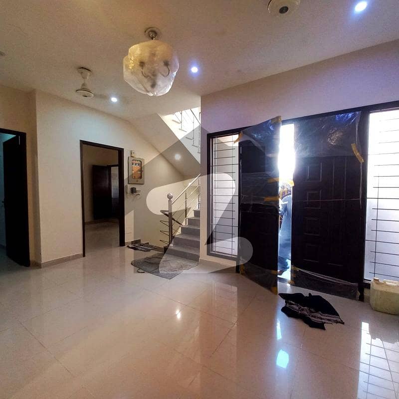 ڈی ایچ اے ڈیفینس کراچی میں 4 کمروں کا 4 مرلہ مکان 2.2 لاکھ میں کرایہ پر دستیاب ہے۔