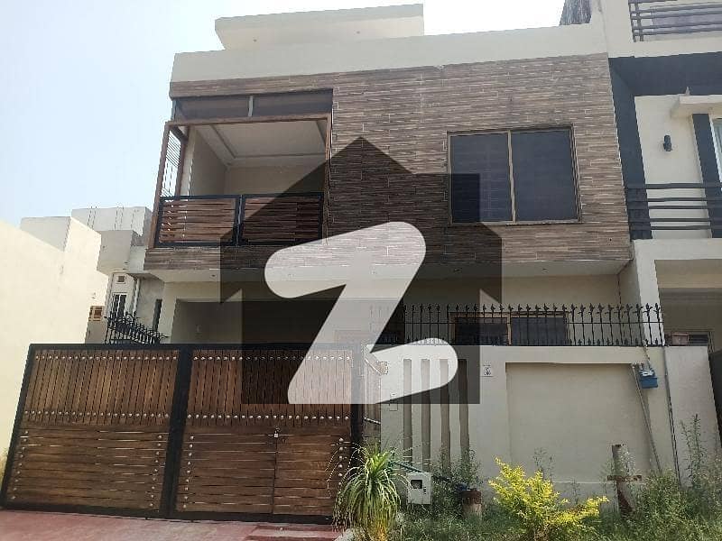 Beautifull 4.4 Marla House For Rent