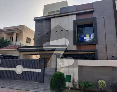 بحریہ ٹاؤن سیکٹر سی بحریہ ٹاؤن,لاہور میں 5 کمروں کا 10 مرلہ مکان 4.2 کروڑ میں برائے فروخت۔